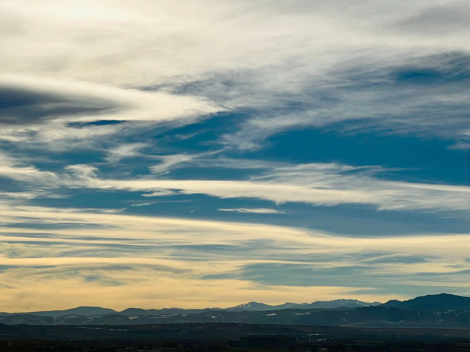 Captivating sky over Colorado mountains during sunset, showcasing vibrant colors and tranquil atmosphere.