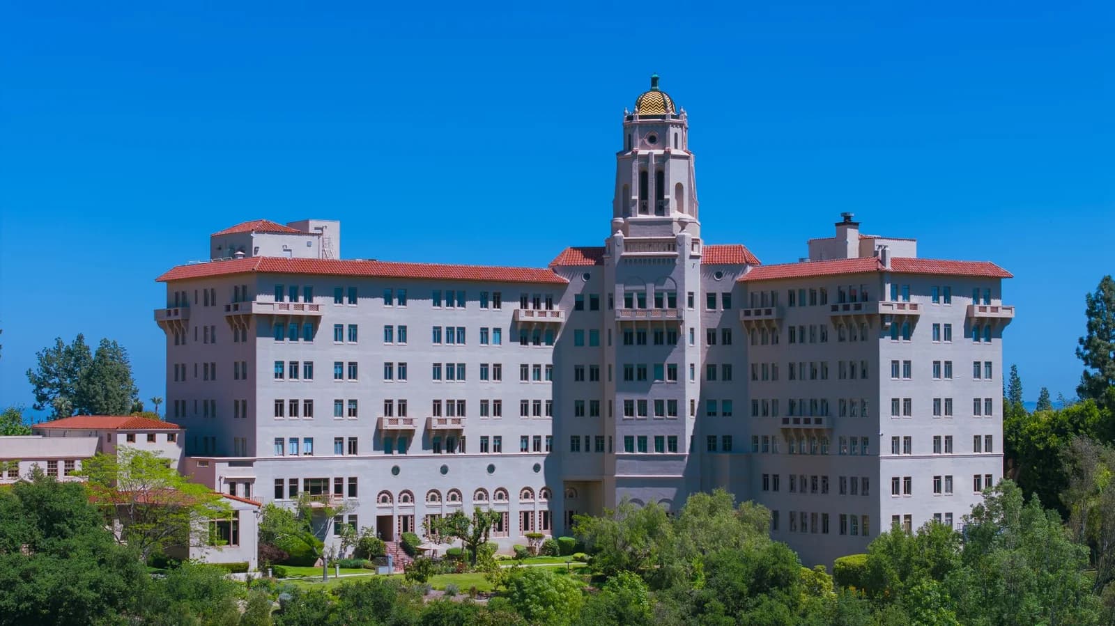 A grandiose hotel building with classic architecture located in Pasadena, California, under a clear blue sky.