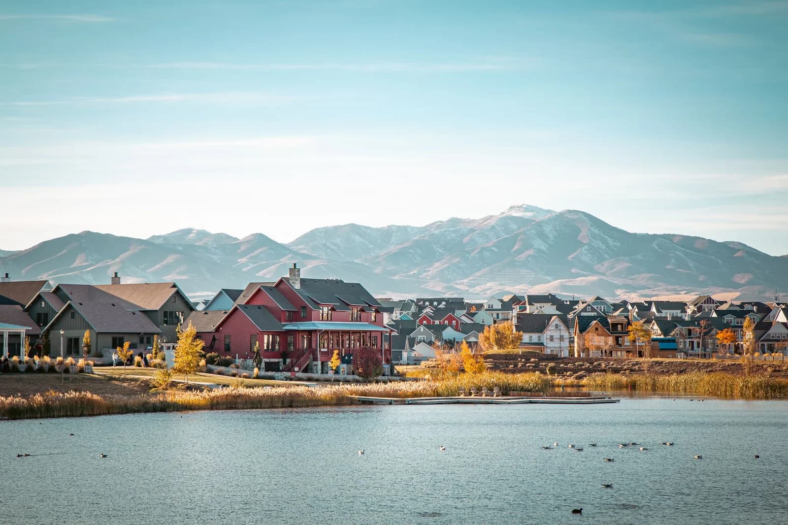 Charming lakeside community with picturesque mountain backdrop in South Jordan, Utah, USA.